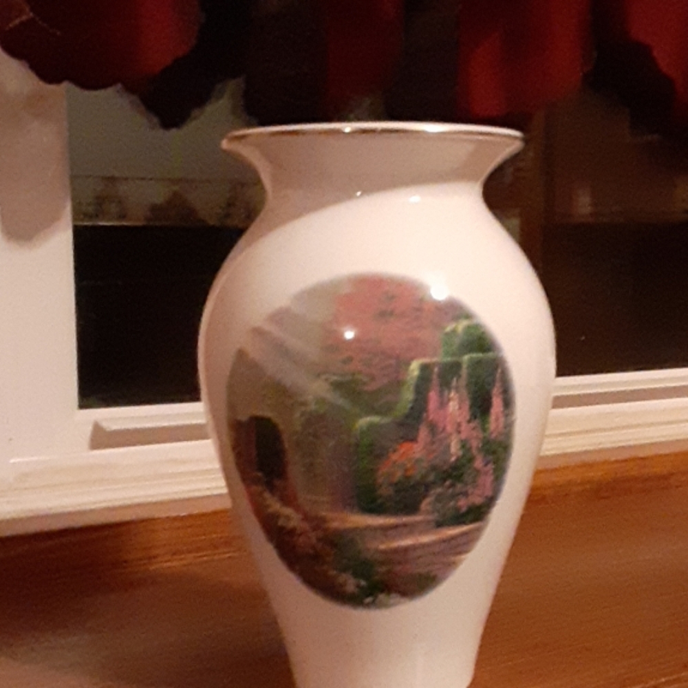 Miss Kinkade vase Garden of Grace